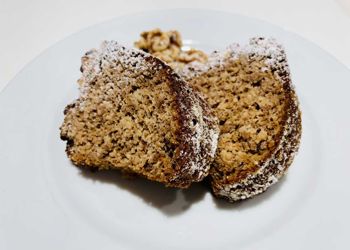 Ketogener Rumkuchen mit feinen Walnüssen perfekt für deine zuckerfreie Ernährung